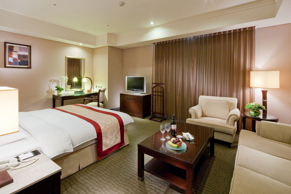 Queena Plaza Hotel Тайнань Экстерьер фото