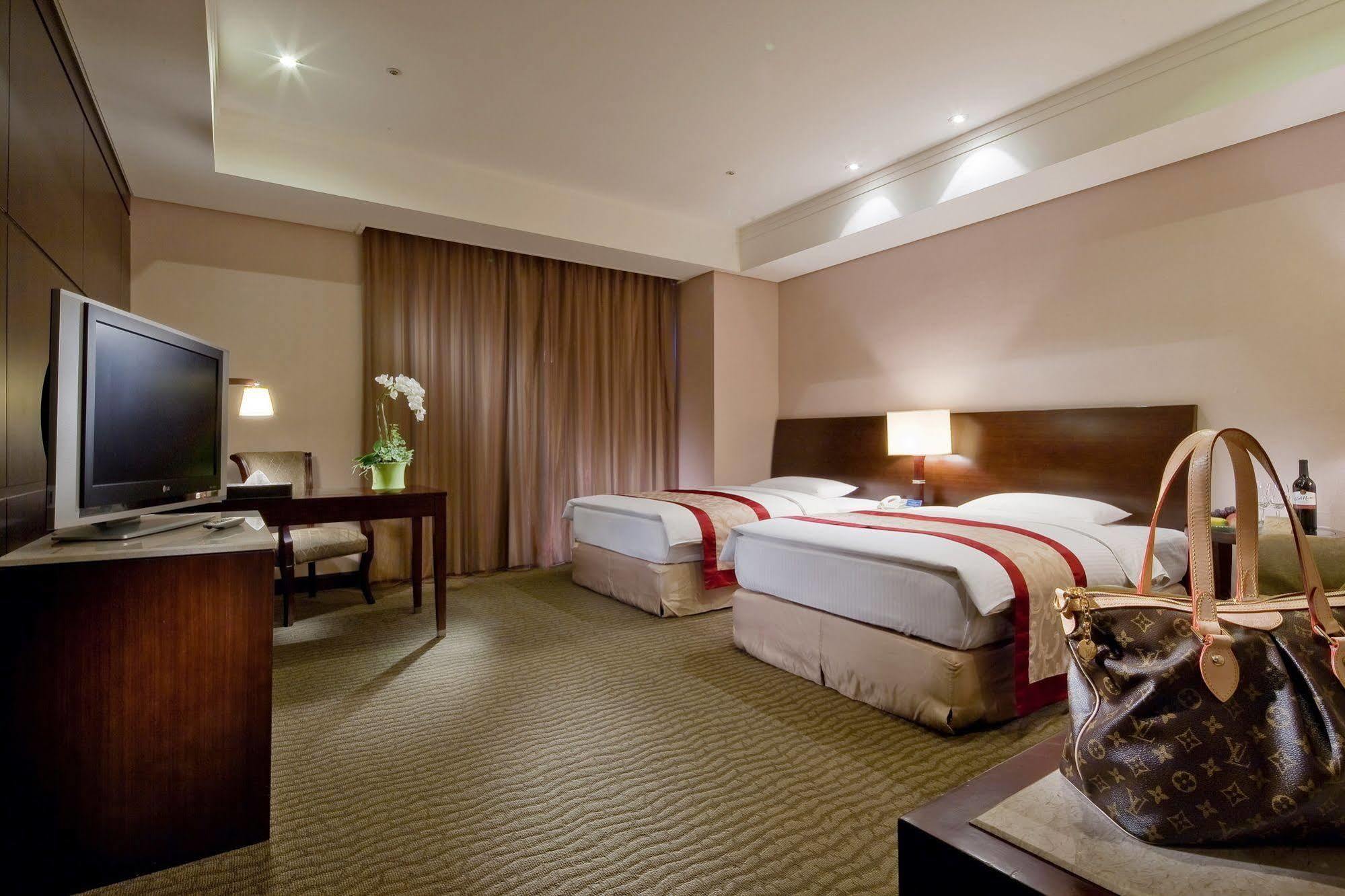 Queena Plaza Hotel Тайнань Экстерьер фото