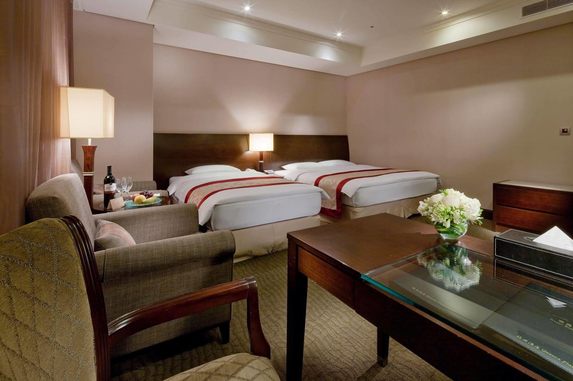 Queena Plaza Hotel Тайнань Экстерьер фото