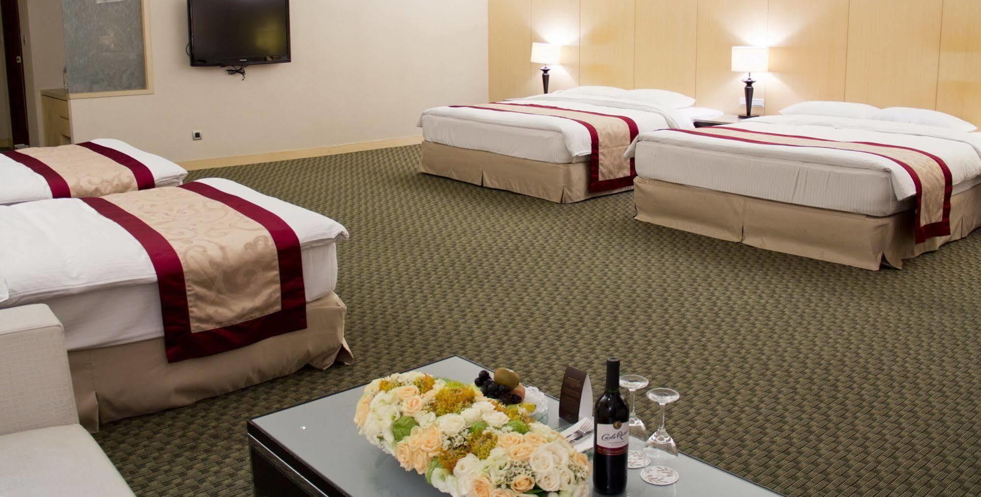 Queena Plaza Hotel Тайнань Экстерьер фото