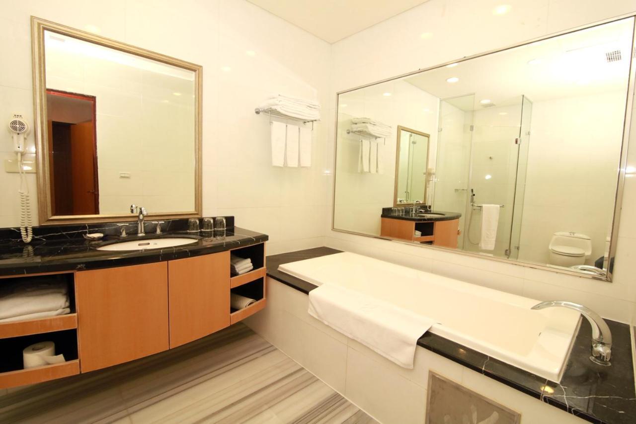 Queena Plaza Hotel Тайнань Экстерьер фото