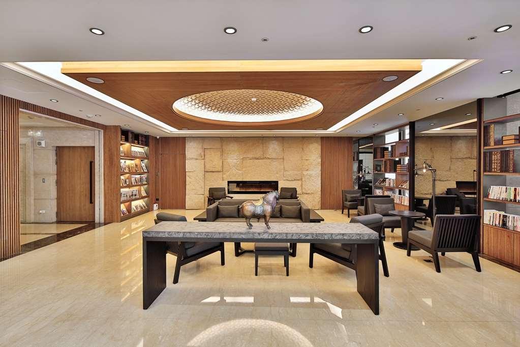 Queena Plaza Hotel Тайнань Интерьер фото